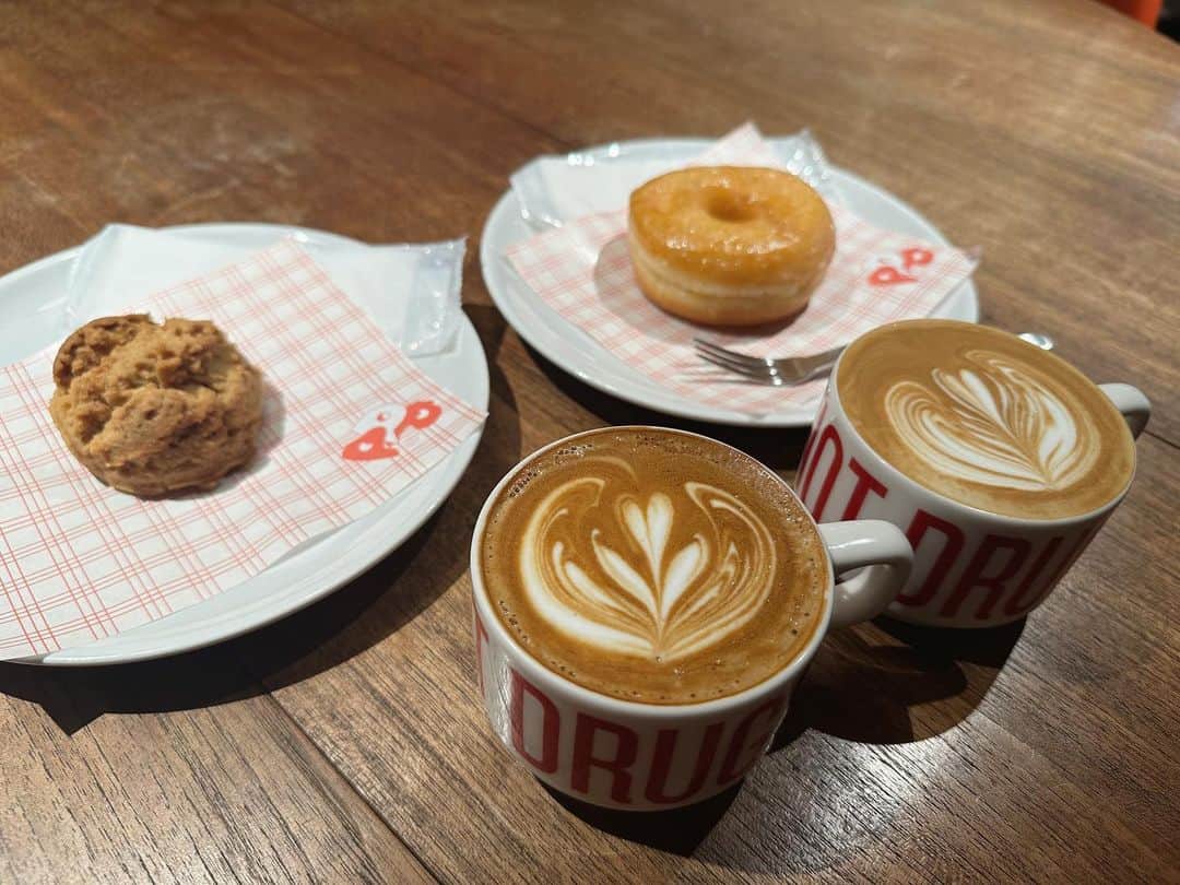伊藤舞のインスタグラム：「🤎 いつぞやかの フラットホワイトとおやつ。 . ここで買ったソイキャンドルがとってもいい香り〜♡ . . #pppstore #coffeesupreme  #flatwhitecoffee」