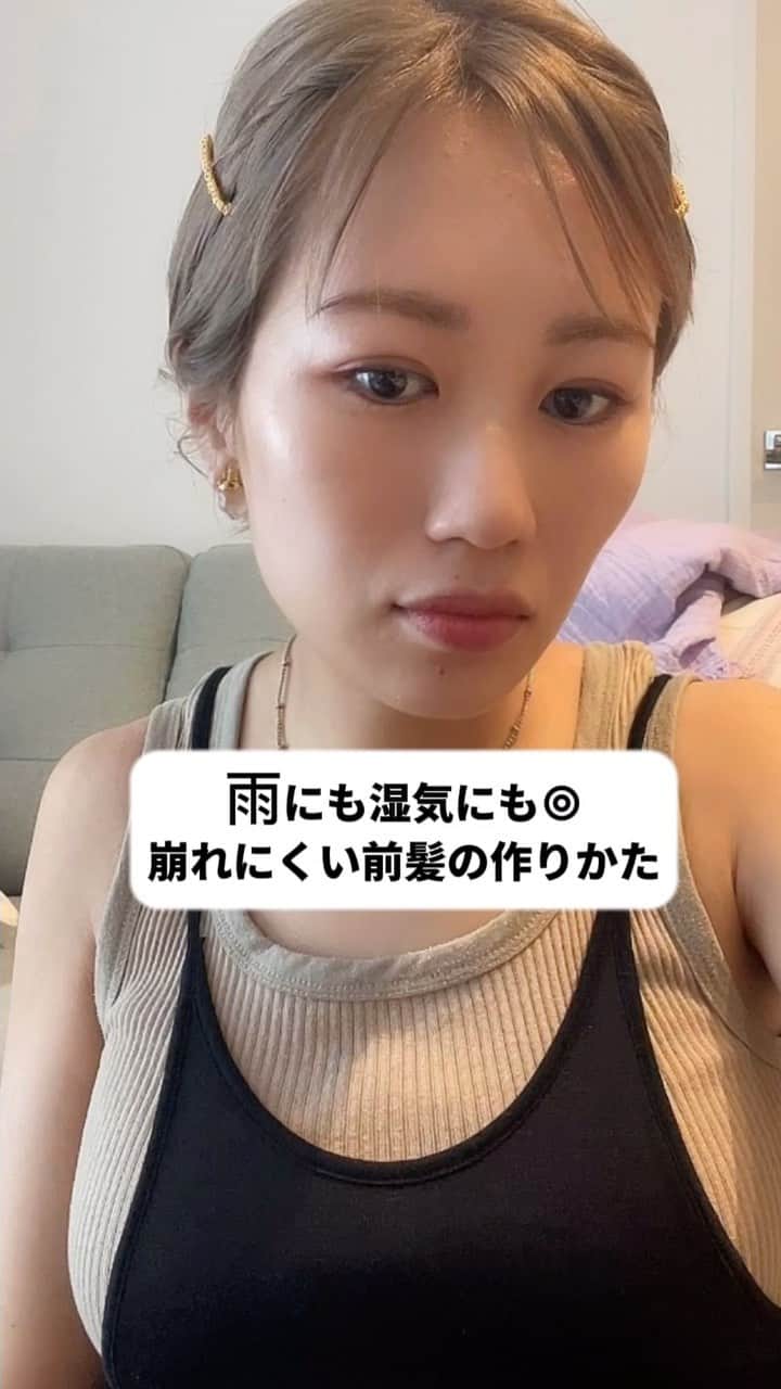 のインスタグラム：「. ＼リクエスト編／ 雨にも湿気にも 崩れにくい🫢!! 前髪の作り方〜♡🙌  前髪が多くて悩んでいる方にもおすすめ✨ でこあげには抵抗あるけど… このくらいだと安心します🙆‍♀️笑  夏はこのくらいが涼しげにみえます〜🫶  スタイリングTAUの紹介もまた近々しますね！ とてもよいので◎  #前髪 #前髪アレンジ#スタイリング動画 #ヘアピン#シースルーバング」