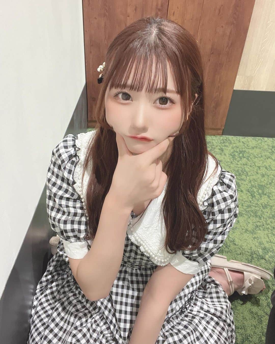 のインスタグラム：「ぷにぷにしてー(ﾉ)'-`(ヾ)‪‪❤︎‬  ･  ･ #manontokyo さんのワンピ🫶🏻‪‪❤︎‬ ．  #japaneseidol #japanesegirl #idol #instagood #instalike #selca #followforfollowback #selfie #today #ootd #dailylook #instafashion #followme #アイドル前髪 #makeup #今日のコーデ  #アイドル  #ぱっつん前髪  #アイドルメイク  #いいね返し #自撮り #自撮り女子 #自撮り界隈 #推してください #夏コーデ #ギンガムチェック #ゆる巻き #ワンピース #ワンピースコーデ」