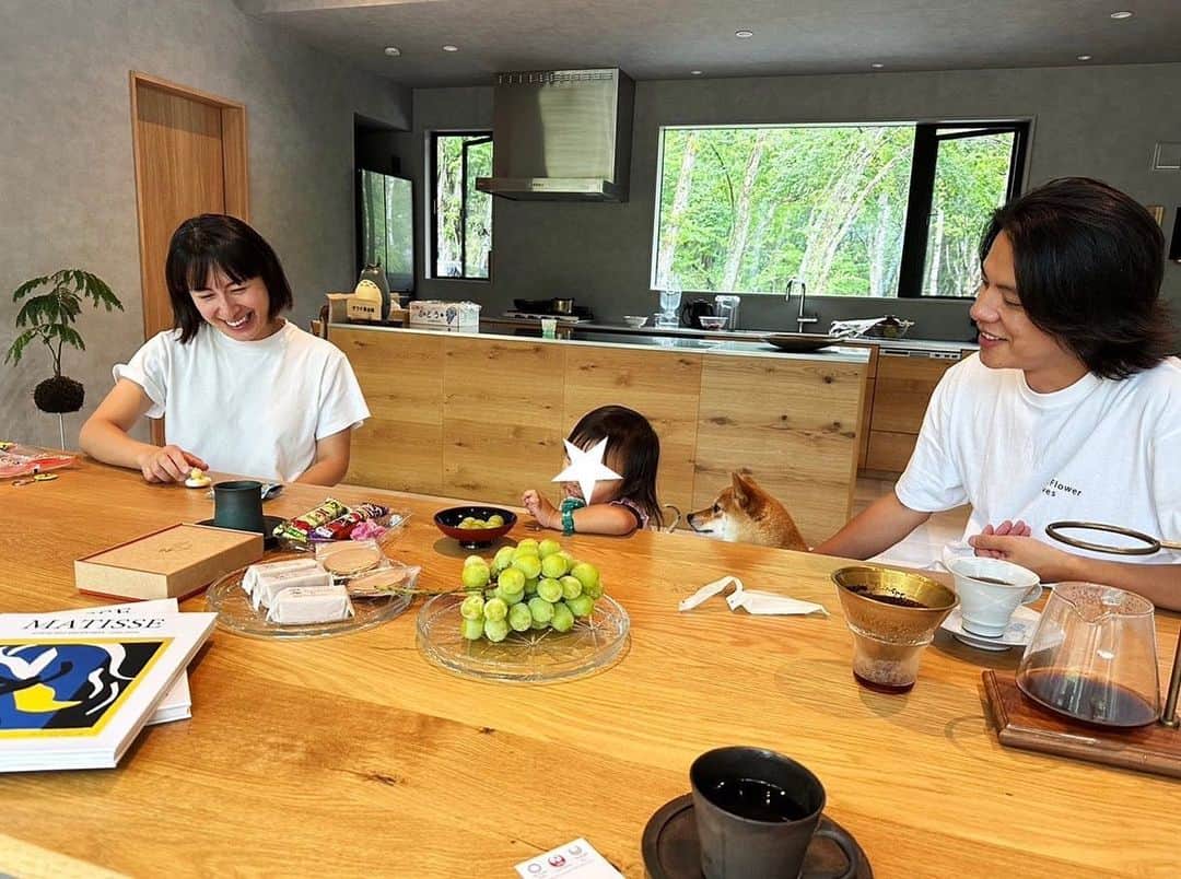 田井中将希のインスタグラム：「珍しいファミリーフォト。  23℃、毎日涼しいとみんな笑顔になりますw  #八ヶ岳 #避暑地最高」