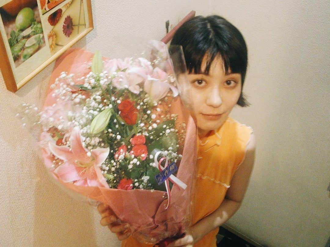 瀬戸かほのインスタグラム：「妹が撮ってくれた！  素敵な花束をいただきました💐 ありがとうございました🦀」