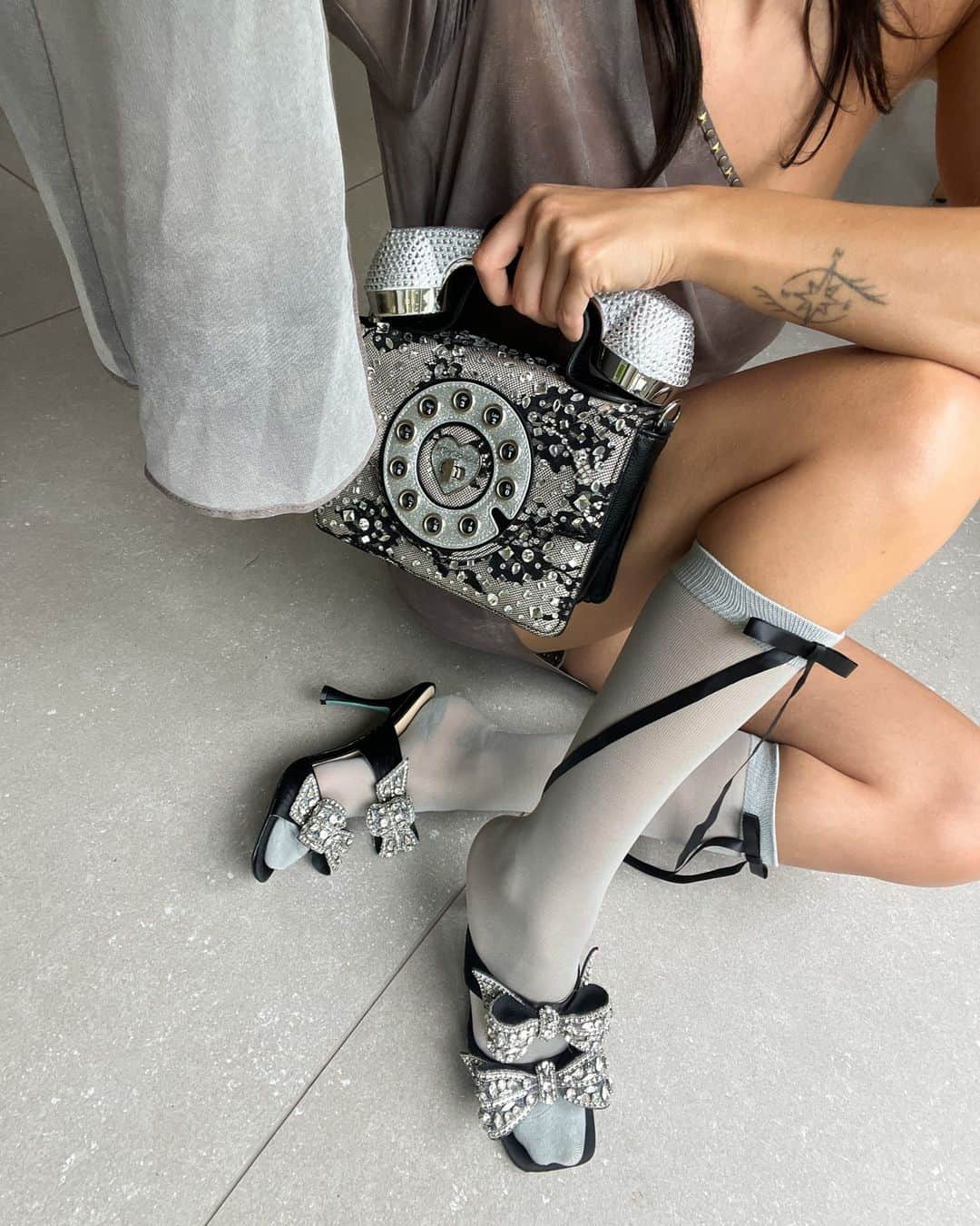 ベッツィジョンソンのインスタグラム：「@_magda__ showing us the perfect way to style the Midge heels 🖤」