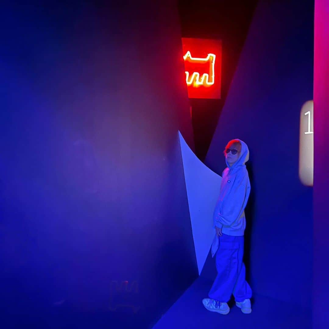 きんふんぱーりーのインスタグラム：「neon☪🌌  #neon  #美術館  #night」