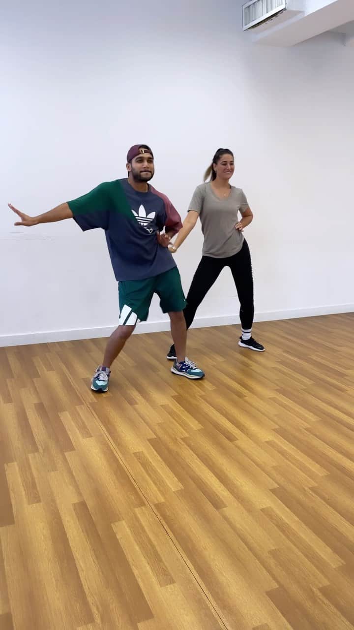 Nargis Fakhri のインスタグラム：「Just having some fun here -trying to catch them steps 💃🏽 🕺🏽 😀😂🤩 #bloopers #dancing #funstuff #behindthescenes   . . . . .」