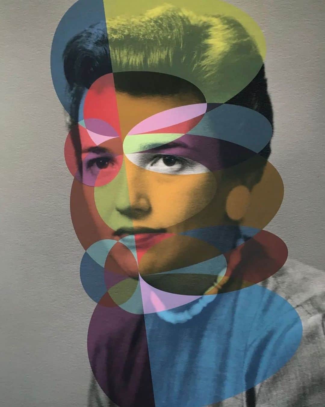 ValGarlandのインスタグラム：「#artsyfartsy day.. another of my favourite artist is @juliecockburnartist . This piece is called ‘it’s complicated 7’.  Her use of vintage 2D prints embellished with 3D ceramics and embroidery as well as other mediums really inspires me to think about different dimensions within my own work. Go check her out ✅✅✅  #valspiration #dingdong #artistsoninstagram #juliecockburn」