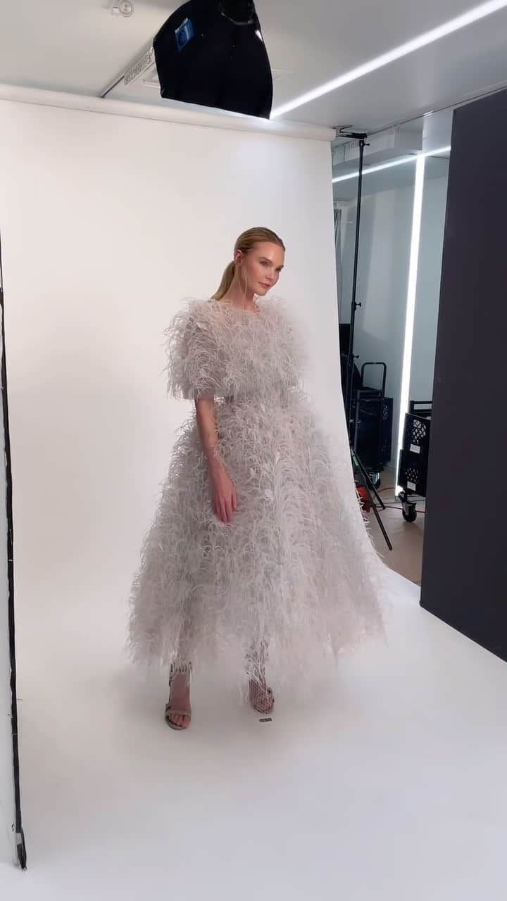 Marchesaのインスタグラム：「Dive into a world of timeless glamour and captivating style. The Resort 2024 Marchesa collection stuns on set with a feathered tea-length gown and matching capelet.  #RE24Marchesa #Marchesa」