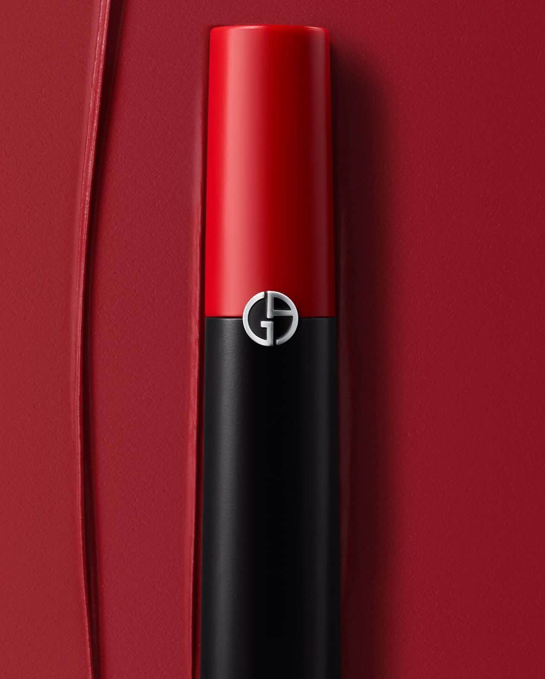 Armani Beautyさんのインスタグラム写真 - (Armani BeautyInstagram)「Powerful pigments. Discover a new world of matte lipstick with LIP POWER MATTE. Encased in the signature sleek black and red pack with a new soft-matte finish, LIP POWER MATTE delivers ultra-pigmented hues from every day nudes to bold reds, like shade 410.   #Armanibeauty #ArmaniLipPower #Lipstick」8月25日 21時00分 - armanibeauty