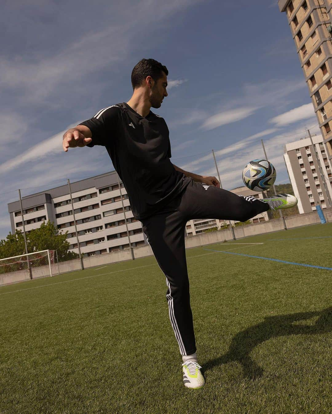 ミケル・メリノのインスタグラム：「23/24… READY 🔋🔋🔋@adidas_es @adidasfootball #creadoconadidas」