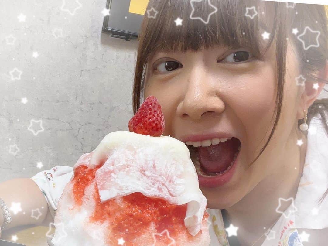 小泉エリのインスタグラム：「かき氷、いちご大福味〜😝 昔ながらのかき氷も好きですが、令和版？のかき氷もとってもおいしかったです♪ かき氷を覆っているのはおもちー！ 氷の中をかき分けてみるとあんこー！ 食べながら「すごーい！いちご大福味ってこういうことかー！」と、連発しました😋 #かき氷 #暑いから中から冷やそう」