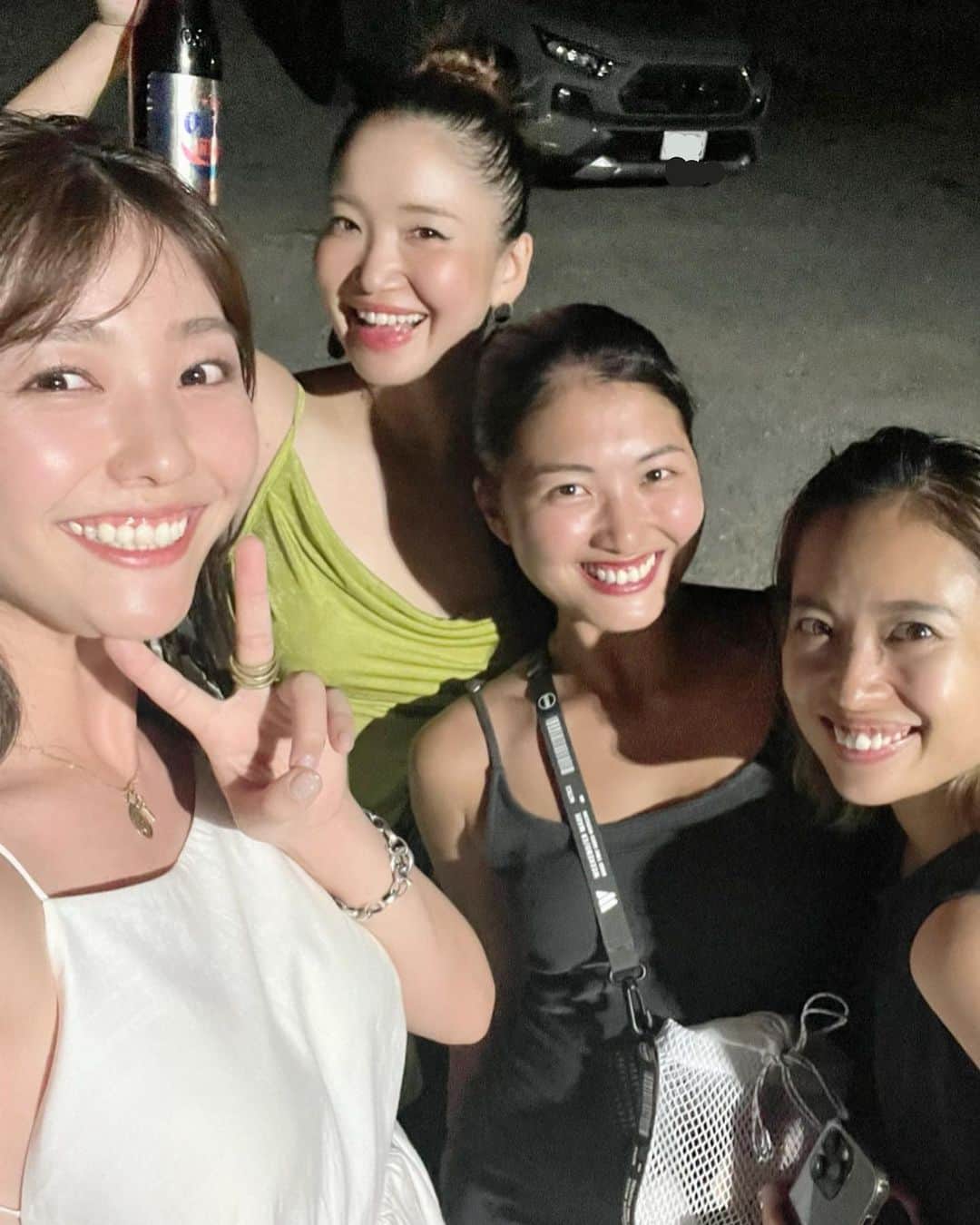 奥家沙枝子のインスタグラム：「茅ヶ崎、江ノ島、森戸海岸…湘南エリアを行ったり来たり、丸1日海沿いを楽しみました🌊  そして炭水化物を鬼のように食べました😂みんなたくさん食べて動いてまたお腹すいちゃって燃費悪い！😂😂  でもこのバーガーが絶品で、バーガー欲がだいぶ満たされました🍔　@diginsandwich_diner   店員さんにまでいい食べっぷりと言われる始末😋みんなサイコー🔥  #summer #sunny #beautiful #weekend #ocean #beach #goodday #chill #vacay #nap #summergirl #夏 #海 #vacation #travel #life #memories #lifegoal #outdoor #夏休み #bar #summergirl #girlstrip #beachlife #グルメ #dinner」