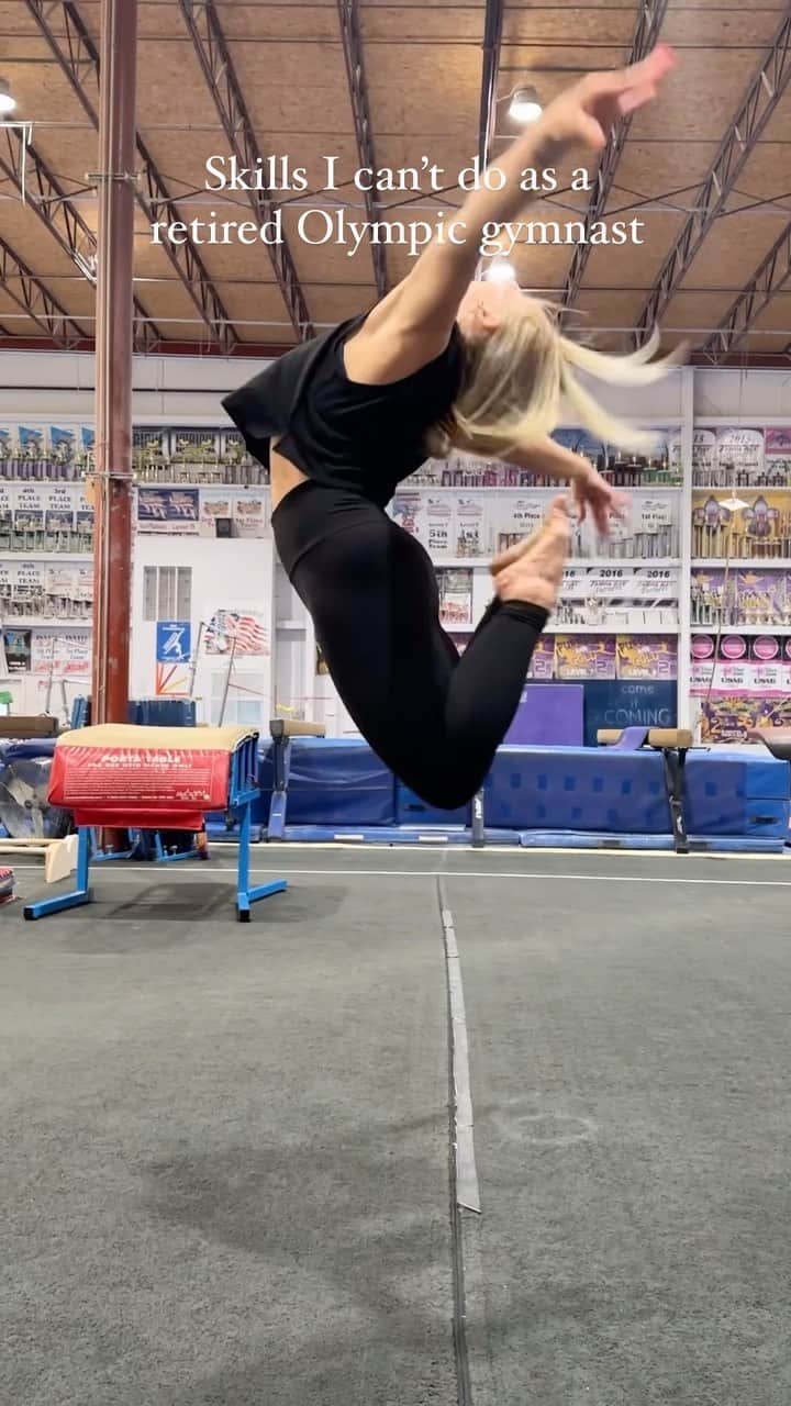 サマンサ・ペスゼックのインスタグラム：「In honor of Championships week… here’s a vid of me NOT being able to do gymnastics anymore. • Except I showed one of my friends and her response was “you could never do those skills” so there you have it. • It’s a rude awakening to think you were a “has been” but turns out you’re a “never was” 😂 not all of us can be @cmemmel23 !! • I keep telling myself that it’s okay and I’m probably good at other things… it’s definitely not pickleball, but there’s probs something else out there for me that I can be good at. SUGGESTIONS WELCOME!!!!!  • Anyways, see you in San Jose!!!! •」
