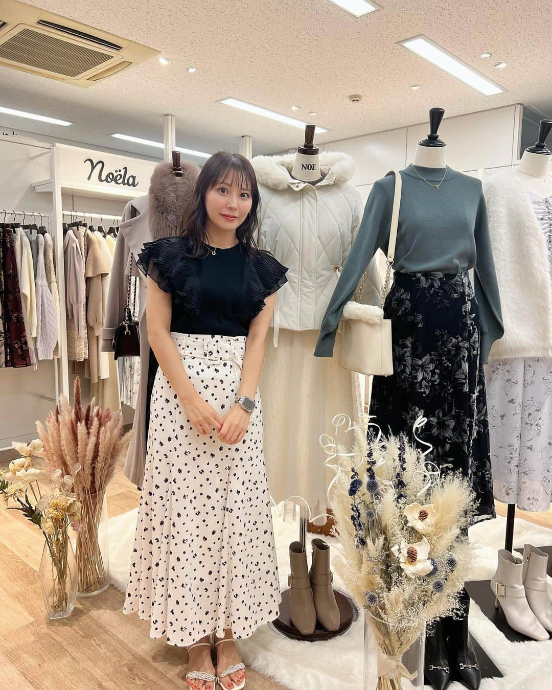 宮崎理奈のインスタグラム：「今日は久しぶりに稽古休みだったので、おしゃれして展示会へ💕 ここ最近家と稽古場の往復だけだからジャージにサンダル🩴笑  Noela( @noela_official )と31 Sons de mode( @31sonsdemode )の秋冬の展示会⭐️  可愛すぎて、コート2着とその他諸々沢山頼んじゃった！ 冬の楽しみできた😍 頼んだコート着て、イルミネーションデートしたいです。笑  コートって冬は必ず着るから、毎日同じもの着たくないし、コート1枚でおしゃれできたら有難いのよね…😇  早く冬にならないかなぁー👼笑 まだまだ暑いのに…  お洋服にまつわるお仕事も出来たら嬉しいなぁ！ . . . . #展示会 #aw #noela #31sonsdemode #ノエラ #トランテアン #秋冬 #コート」