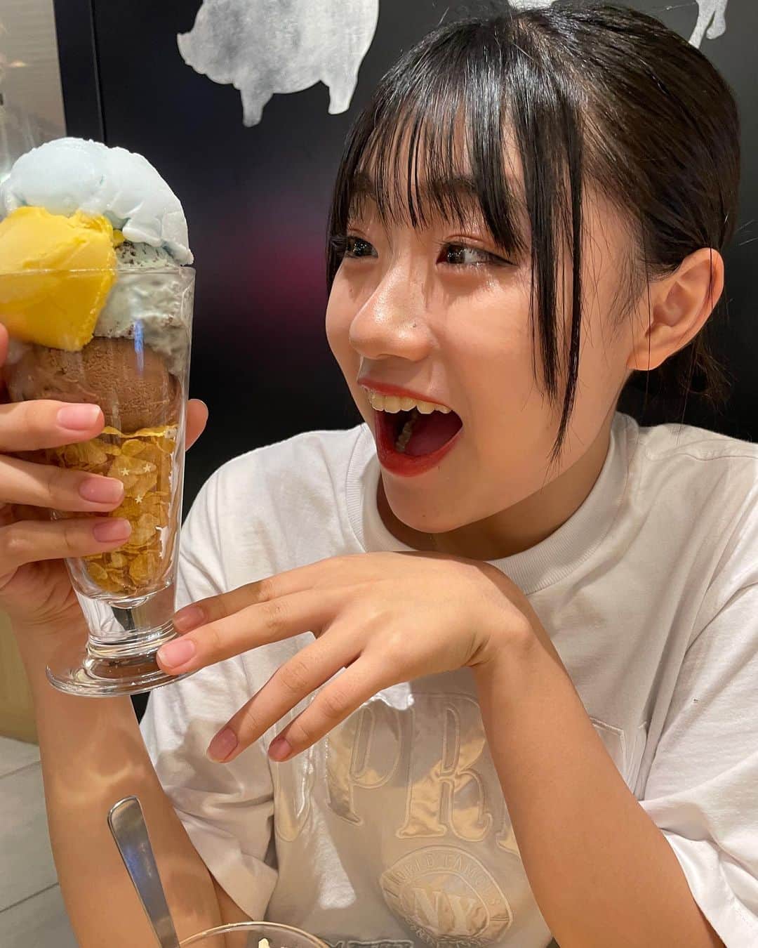 atukiyoのインスタグラム：「色んな用事を済ませてクタクタです！  アイスに興奮してるろこでおやすみなさい🌙  いよいよ、明日やな！ みんな16時に突破ライブで待ってるよー😊  _ _ _ _ _ _ _ _ _ _ _ _ _ _ _ _ _   ◽️YouTube◽️ ろこまこあこチャンネル ▶︎夏休み毎日投稿中  ろこチャンネル ▶︎木曜日　17時〜  ライブ配信 ▶︎毎日投稿中お休み  ◽️TikTok◽️ ろこまこあこ ▶︎ atukiyo0311 ろこ（母管理）▶︎ rocoz.0517rma  ◽️Instagram◽️ ろこ（母管理）▶︎ @rocoroco0517 まこ（母管理）▶︎ @macomacomacorun  あこ（母管理）▶︎ @acoacoaconz  _ _ _ _ _ _ _ _ _ _ _ _ _ _ _ _ _ _  #kidsfashion#三姉妹#youtube#youtuber#ろこまこあこ#キッズコーデ#小学生コーデ#jc2#js6#twins#双子#コーデ#kids」