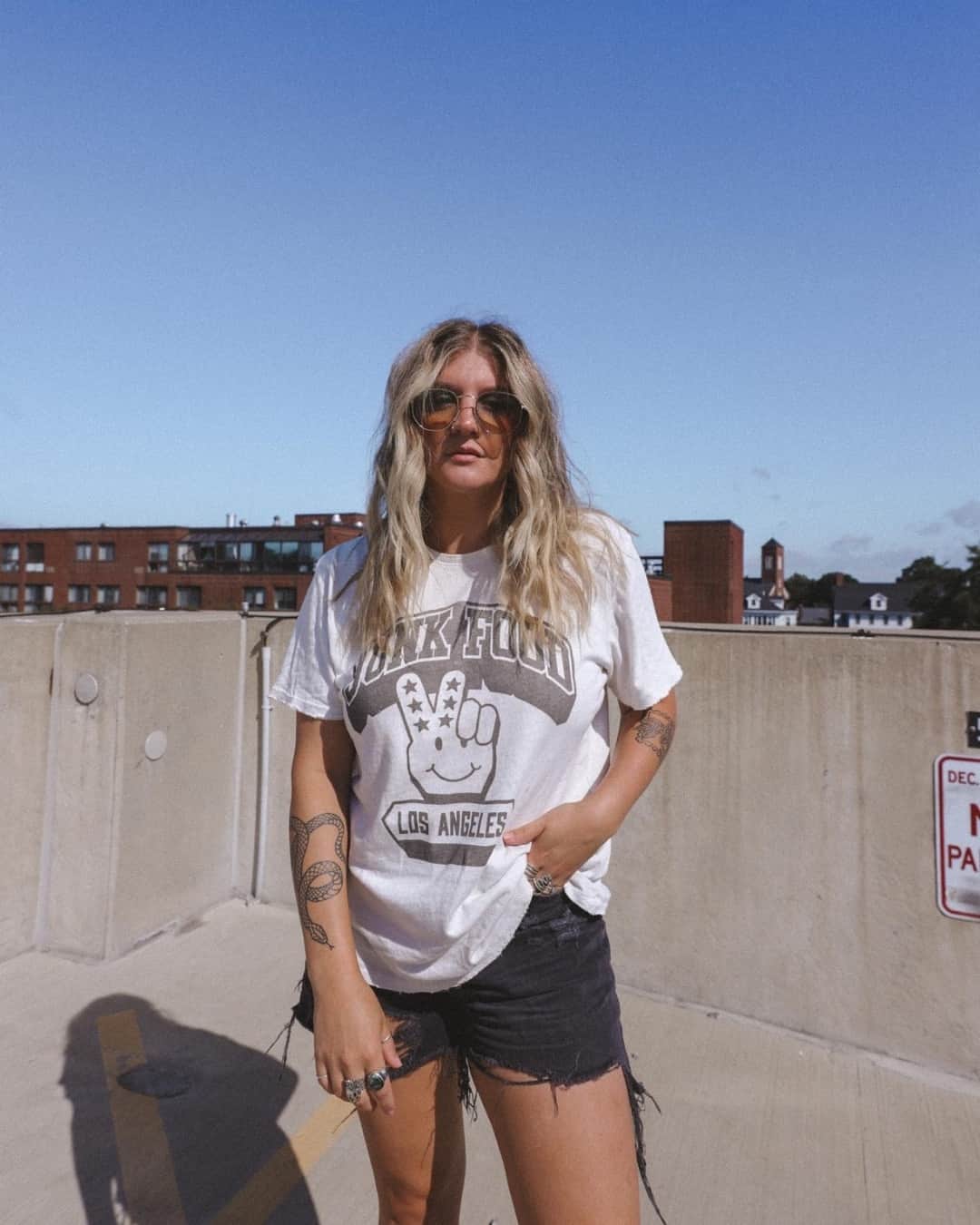 ジャンクフードのインスタグラム：「soaking up the last bit of summer sun with @stephanie_calise 🖤 #taptoshop」