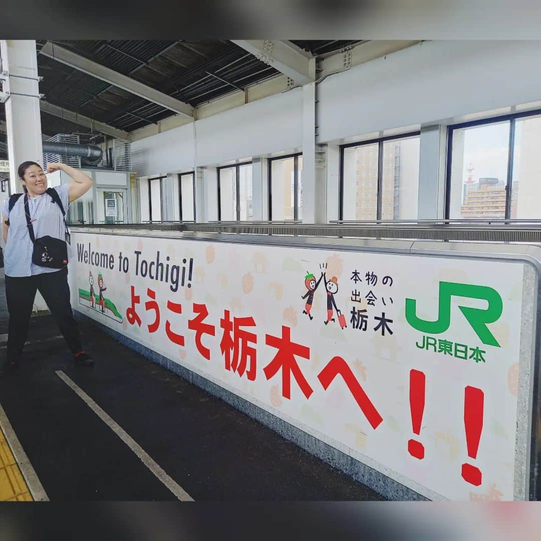 ぢゃいこのインスタグラム：「◎栃木県芳賀町 土曜は芳賀町へコメディのお仕事でお邪魔させて頂いてました。 ①なんか可愛い看板 ②稽古と本番の合間に道の駅までお散歩。はがジェラート(梨ミルク)を堪能🍦💕 ③最寄り駅は宇都宮駅 ④餃子が有名なだけあって、スーパーも餃子がイッパイ ⑤次の日も朝早いので、居残りできず餃子も食べれず😭代わりと言っちゃぁなんですが、帰宅して海鮮チヂミを焼いて我慢。 ⑥次の日の朝は、道の駅で買った梨(豊水)からスタート※プロテインを飲んだ後 #ぢゃいこ #吉本新喜劇ぢゃいこ #吉本新喜劇  #栃木県 #芳賀町 #宇都宮 #宇都宮餃子 #はがジェラート」