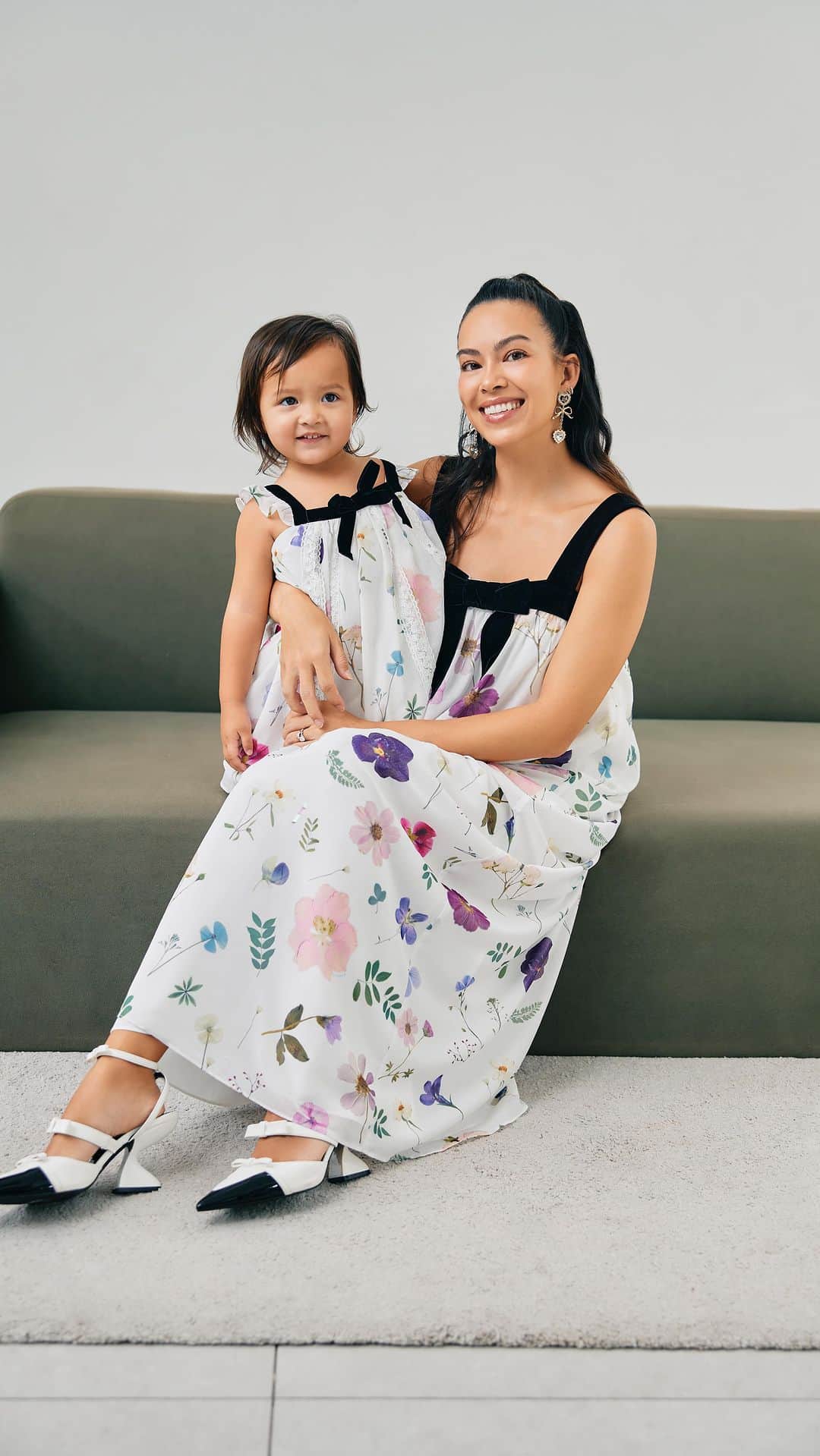 タヤ・ロジャースのインスタグラム：「We’re finally back with a new episode on the vlog! Tune in tomorrow for our latest- behind the scenes of our fashion shoot with @lynaroundworld for their Mother’s Day campaign 🥰🫶🏽 Mama Starling’s first time in front of the camera & Mila first fashion shoot 🥹」