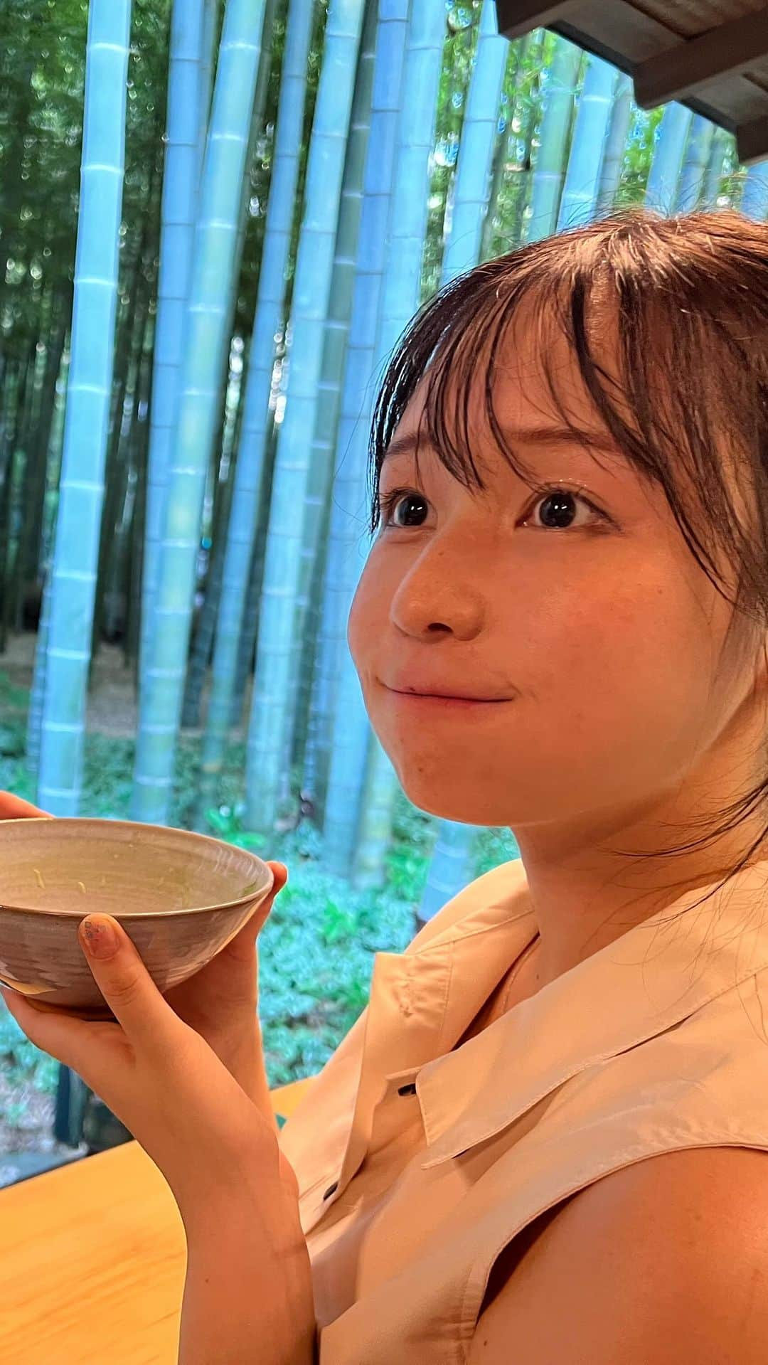 茜さやのインスタグラム：「鎌倉といえば！ という報国寺の竹林🎋 実は行ったことがなくて初めて行ってきました✨  綺麗な竹が風に揺られとっても癒された…  絶対行ったからにはお抹茶のセットがおすすめ！  ちょっとした砂糖菓子と一緒にいただくお抹茶はとても上品な味がして暑さが吹き飛びました✨  無料の駐車場もすぐ目の前にあるから車で行く方も便利だよ🚗  場所: 鎌倉駅から タクシー　約7分 京浜急行バス　約12分 時間: 9:00～16:00（抹茶受付15:30まで） 料金:300円　お抹茶付き600円  #鎌倉観光 #報国寺 #鎌倉 #報国寺でお抹茶 #報国寺の竹林 #寺 #竹林　#kamakura #houkokuji #temple #temples」