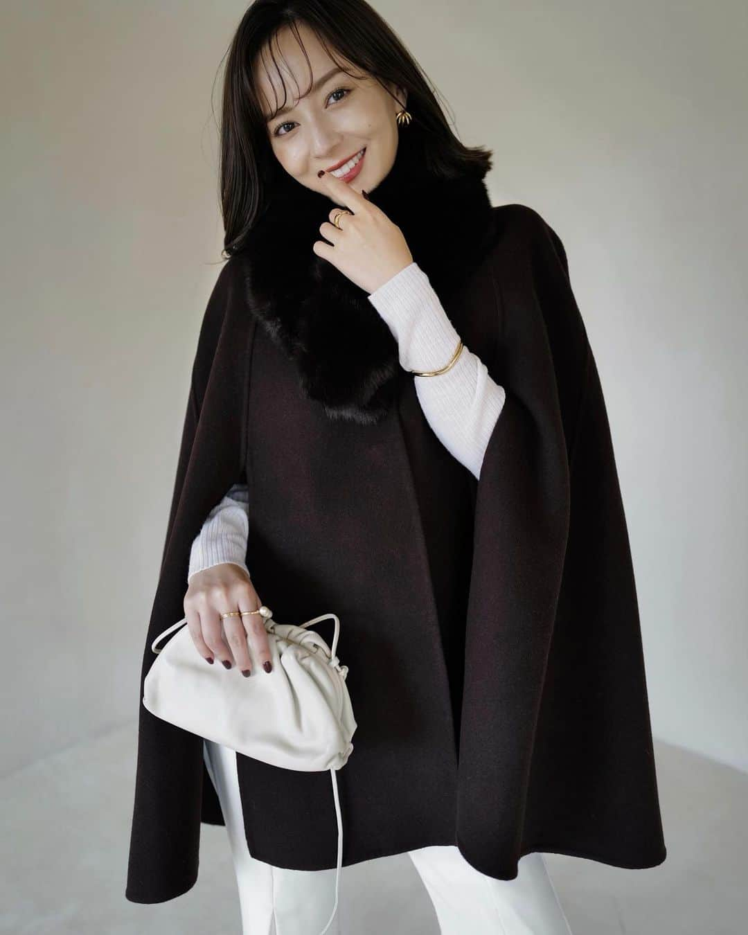 中村麻美のインスタグラム：「⁡ wool river cape coat  ⁡ さっと羽織るだけでこなれた印象にしてくれるケープコート。 リバー仕様で軽やかな着心地◎ 動くたびに揺れるフレアシルエットがたまりません♡ ⁡ 首元にファーティペットを巻いて 華やかに仕上げるのもおすすめ✨ ⁡ #anuans #anuans_2023aw #outercollection #preorder」