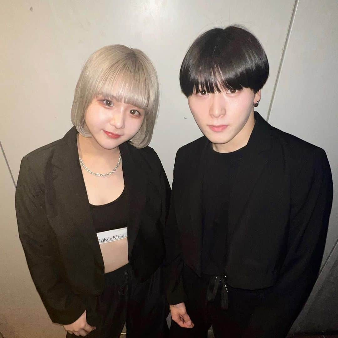 吉屋すえかのインスタグラム：「🐰🤝🥷 "NEWSIDE" すえか＋KAZUMABOY number終演🌙✨ 再演ってこともあって本当にあっという間だったなあ😌 かずまさんとたくさん一緒に考えて作ってきて近くでたくさん学ぶことができたし、なにより1回1回全ての練習が楽しかったです🌼 ありがとうございました🙇‍♀️ そして出てくれたみんな、一人一人がこのナンバーに必要不可欠な存在だったよ、ありがとう😭💞 すえかはこうやってついてきてくれるみんなが本当に大切で宝みたいな存在です💞 大好きすぎて、どうしよう、ふう、食べていい？笑笑 ひとまずこれで再演含め全て終演！ということで初演に出てくれてた子も含め、素敵な作品を一緒に作り上げてくれてありがとう😌🩷 愛してます ・ はやとさん素敵なイベントありがとうございました🙇‍♀️💞 @8810_iida @newside_official  ・ #すえかぼーい #newside」