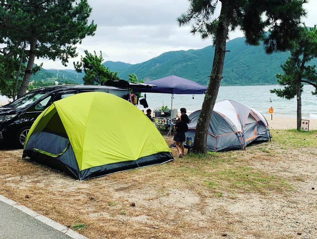 星野光正さんのインスタグラム写真 - (星野光正Instagram)「WORLD東京  ダーツ祭り  TARGET festival  に参加された皆様お疲れ様です！ そして有り難う御座いました！  昨日東京から帰って来て、そして今日！  子供達がかねてから楽しみにしていた、星野家初のゆるキャンプ！  暴風・雨予報が出てたのでギリギリまで悩んでましたが、 子供達に中止とは言えず、『取り敢えず行ってみよう！最悪帰れん距離でも無いし』  と、言う事で琵琶湖のオートキャンプ場に突撃！  雨は何とかなったが強風がヤバいw 取り敢えず家族総出でテント張って、こんな本数打ち込んだこと無いわってくらいペグ打ち込んで、琵琶湖の波味わって、みんなでカレー作って・白飯炊いて♪  家で食ったら普通のカレーやろうけど、何かもうめちゃめちゃ美味くて♪  強風の中夜食に焼肉強行して、長男は流行りの強風オールバック・俺は強風1:9分けw  子供達は遊び疲れて就寝。 最後に雨に濡れても大丈夫、風邪に飛ばされないもの残して軽めの片付けして、お湯を沸かして嫁さんと蜂蜜紅茶で乾杯♪  本気の人と比べたらゆる〜いキャンプやろうけど、俺からしたら上出来！  あっという間やったけど楽しかったな٩( ᐛ )و  と、言う訳でそろそろランプ消して寝ようかな。 ( ´Д`)y━･~~  おやすみなさい！  #プロダーツプレイヤー #ダーツインストラクター #ダーツ #エスダーツ #エスダーツオフィシャルプレイヤー #targetsportsjapan #らいおん鍼灸整骨院 #恋川純弥 #DPL #RND #孔映サッシ #ラスティーネイル #テンフィールズファクトリー #星野光正 #星野飯 #三児のパパ #アラフォーパパ #料理好き #キャンプ #ゆるきゃん  #強風オールバック」8月23日 23時55分 - pyro618