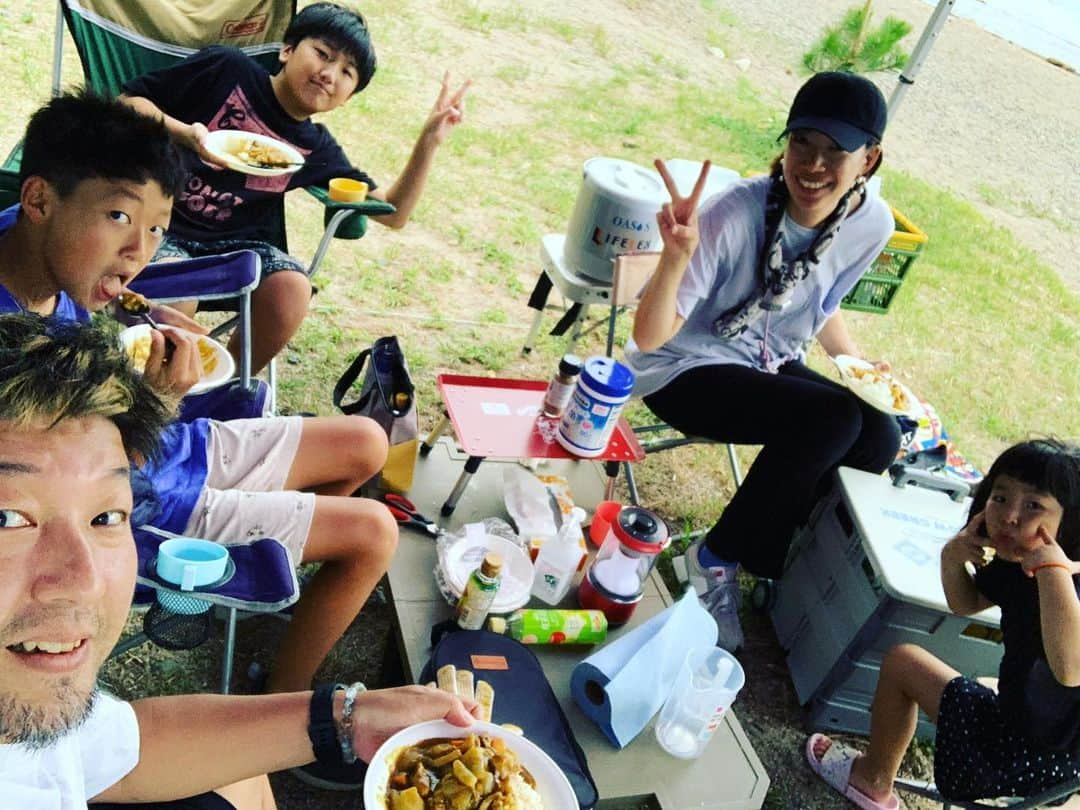 星野光正さんのインスタグラム写真 - (星野光正Instagram)「WORLD東京  ダーツ祭り  TARGET festival  に参加された皆様お疲れ様です！ そして有り難う御座いました！  昨日東京から帰って来て、そして今日！  子供達がかねてから楽しみにしていた、星野家初のゆるキャンプ！  暴風・雨予報が出てたのでギリギリまで悩んでましたが、 子供達に中止とは言えず、『取り敢えず行ってみよう！最悪帰れん距離でも無いし』  と、言う事で琵琶湖のオートキャンプ場に突撃！  雨は何とかなったが強風がヤバいw 取り敢えず家族総出でテント張って、こんな本数打ち込んだこと無いわってくらいペグ打ち込んで、琵琶湖の波味わって、みんなでカレー作って・白飯炊いて♪  家で食ったら普通のカレーやろうけど、何かもうめちゃめちゃ美味くて♪  強風の中夜食に焼肉強行して、長男は流行りの強風オールバック・俺は強風1:9分けw  子供達は遊び疲れて就寝。 最後に雨に濡れても大丈夫、風邪に飛ばされないもの残して軽めの片付けして、お湯を沸かして嫁さんと蜂蜜紅茶で乾杯♪  本気の人と比べたらゆる〜いキャンプやろうけど、俺からしたら上出来！  あっという間やったけど楽しかったな٩( ᐛ )و  と、言う訳でそろそろランプ消して寝ようかな。 ( ´Д`)y━･~~  おやすみなさい！  #プロダーツプレイヤー #ダーツインストラクター #ダーツ #エスダーツ #エスダーツオフィシャルプレイヤー #targetsportsjapan #らいおん鍼灸整骨院 #恋川純弥 #DPL #RND #孔映サッシ #ラスティーネイル #テンフィールズファクトリー #星野光正 #星野飯 #三児のパパ #アラフォーパパ #料理好き #キャンプ #ゆるきゃん  #強風オールバック」8月23日 23時55分 - pyro618