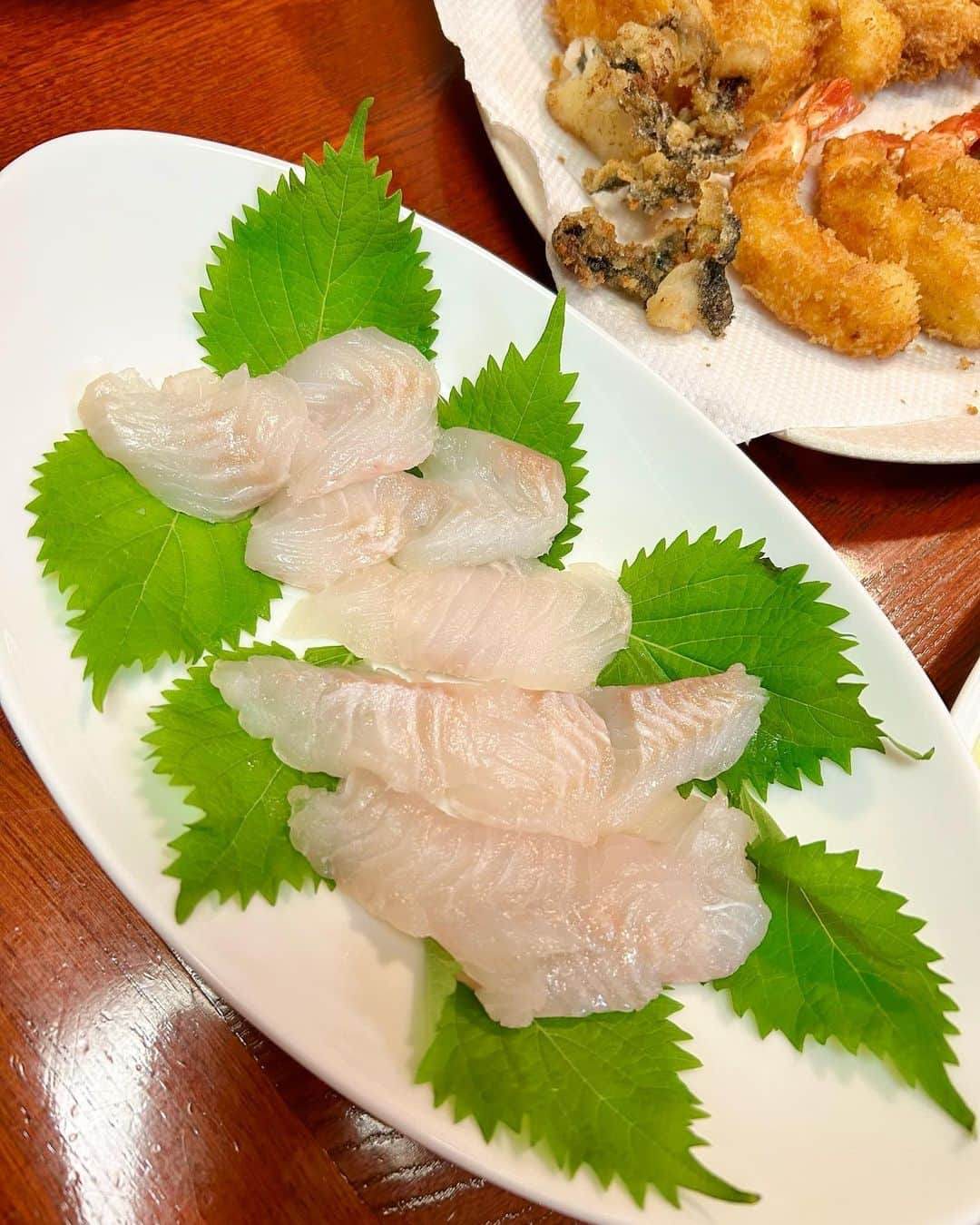 阪本智子のインスタグラム：「🍳♡  釣ったメジナは少し熟成させて😪 お刺身でいただきました🥢  あっさりだけど美味しかった🩷  これでお酒が呑みたくなった人いるかな😏？🍶  #釣り魚 #釣り魚料理 #お刺身 #釣り女子 #阪本智子」