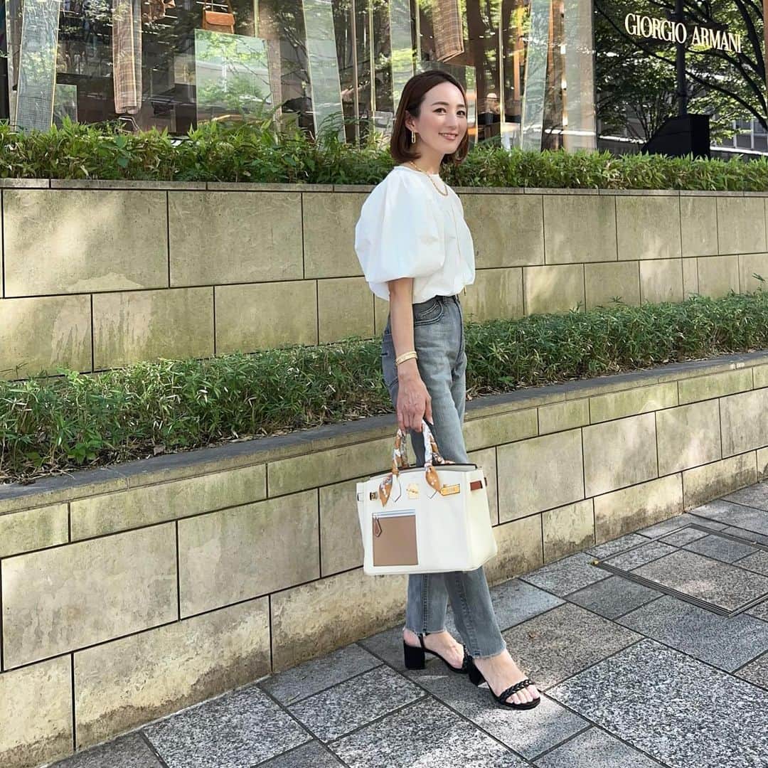 星玲奈のインスタグラム：「なんかコーデが久しぶり😳 子どもと出掛けては、外で撮ってもらっていたのに すっかり溜め込んでしまってた🥹 ちなみにこれは8月の最初のころの服🙃 季節変わらないうちにアップしよ。 今季買ってよかったNo.1デニム💙 @yanuk_official のハイウェスト『ANNETTE』色違いも揃えようかと😍  tops @deuxiemeclasse #deuxiemeclasse denim @yanuk_official #yanuk shoes @gianvitorossi #gianvitorossi  bag @hermes #hermes」