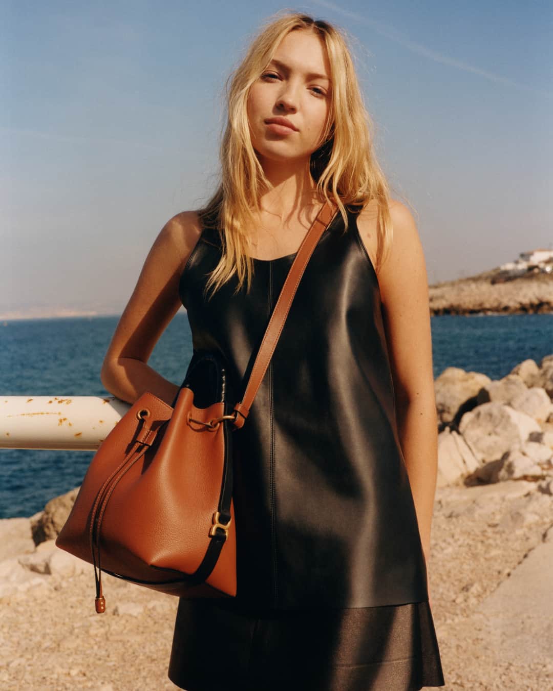 Chloéさんのインスタグラム写真 - (ChloéInstagram)「@lilamoss explores the sundrenched coast carrying the Marcie bucket bag – the latest addition to the Maison’s iconic Marcie line – in a moment captured by photographer @colin_dodgson.」8月24日 0時00分 - chloe