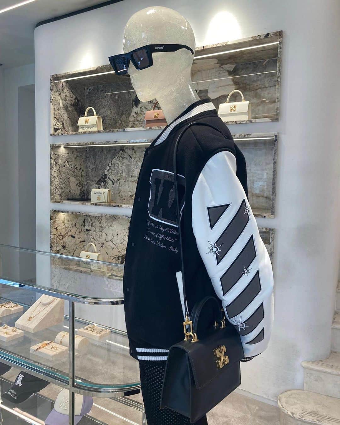 OFF-WHITE C/O VIRGIL ABLOHさんのインスタグラム写真 - (OFF-WHITE C/O VIRGIL ABLOHInstagram)「pre-fall 23 women's Off-White™ collection titled “LUNAR SHIPPING” now available at Off-White™ Milan store」8月24日 0時01分 - off____white