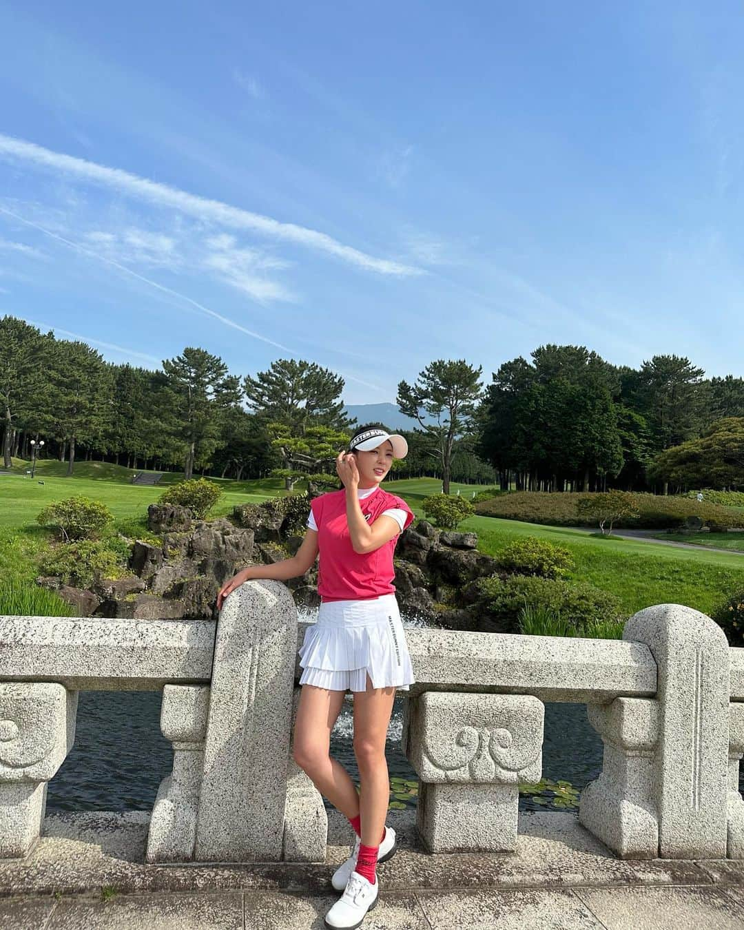 ユンチェヨンのインスタグラム：「-   8월의 끝자락 올 여름도 즐거웠어요 마바씨🐰🤍  #masterbunnyedition #golf #golfwear」