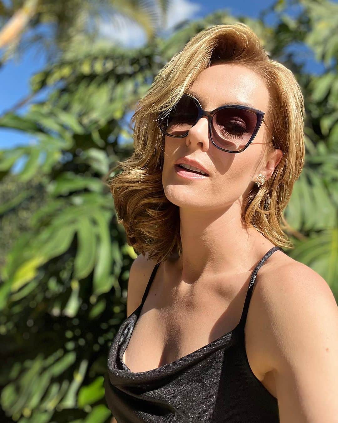 Ana Hickmannさんのインスタグラム写真 - (Ana HickmannInstagram)「Tem um verão no meu inverno!!! ☀️Que delícia de dia. Muito sol pra iluminar a nossa vida e renovar as energias. Não resisti e fiz essas selfies de bonita pra aproveitar esse brilho maravilhoso. E aí, gostaram?? ❤️❤️  #lookah #fashion #anahickmann #sol」8月24日 0時06分 - ahickmann