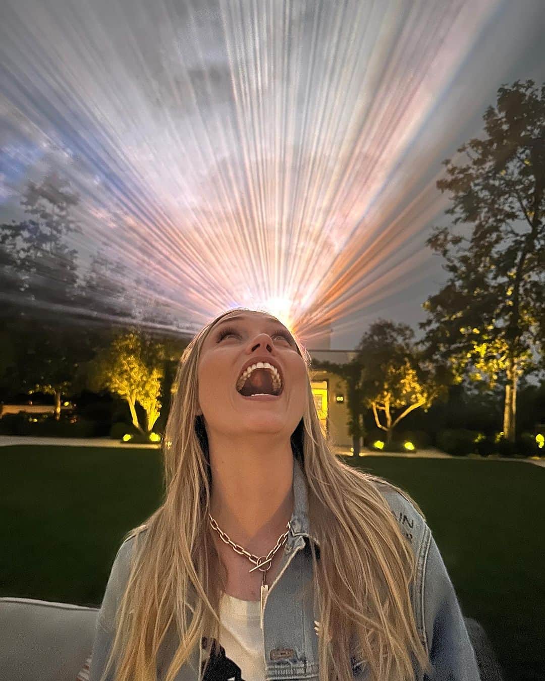 クレア・グラントのインスタグラム：「Fun fact for you on my birthday: my inner child is a pterodactyl.」