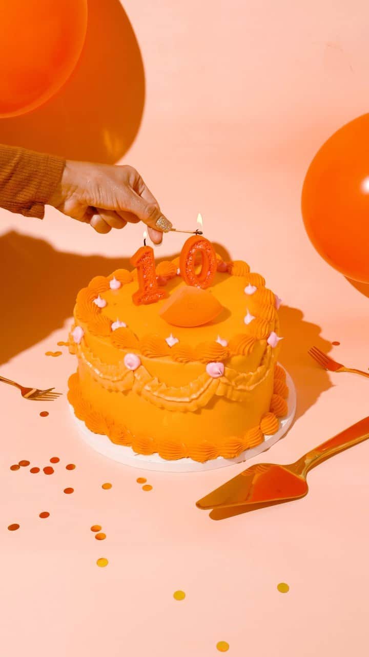 Real Techniquesのインスタグラム：「Celebrating 10 years of our iconic Miracle Complexion Sponge today🎂  Comment below how many birthdays you’ve celebrated with the MCS!   Available at @target and @amazon!」