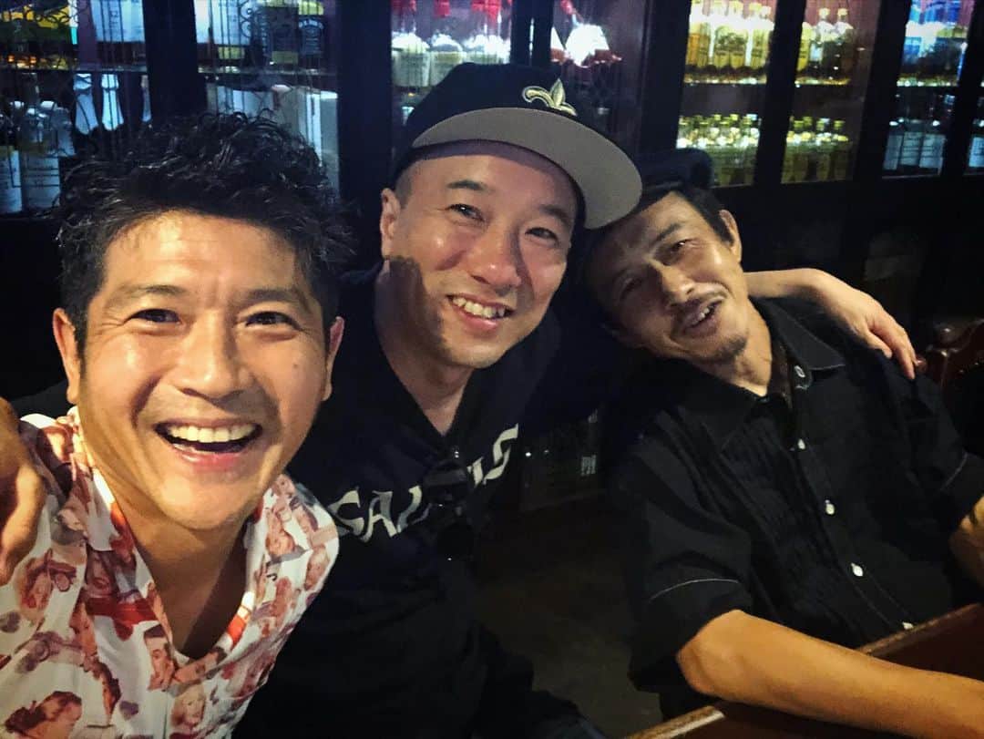 MONKYのインスタグラム：「今日から関西へ。  ロイヤルホースでSkeletones  音楽のチカラってすごいなってあらためて。  ロイヤルホースに来てくれて皆さま、ありがとうございました。  久しぶりに会えたミッチーと。  この3人で会うのは何年振りだろう。  セッションもしたいね。  嬉しい夜でした。  ＠梅田ロイヤルホース」
