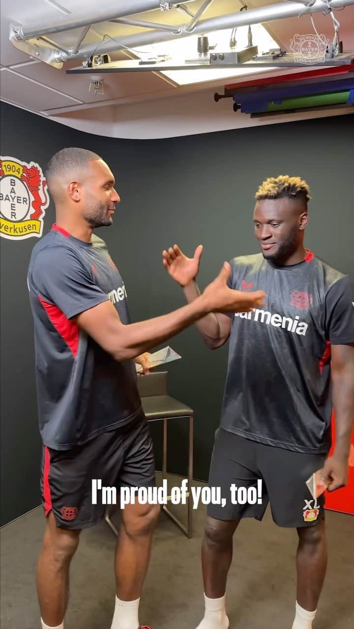 バイエル・レバークーゼンのインスタグラム：「2x🏆🤝 𝑼𝑬𝑭𝑨 𝑬𝑼𝑹𝑶𝑷𝑨 𝑳𝑬𝑨𝑮𝑼𝑬 𝑻𝑬𝑨𝑴 𝑻𝑬𝑨𝑴 𝑶𝑭 𝑻𝑯𝑬 𝑺𝑬𝑨𝑺𝑶𝑵 22/23 🔥🔥  #Bayer04 #UEL @europaleague」