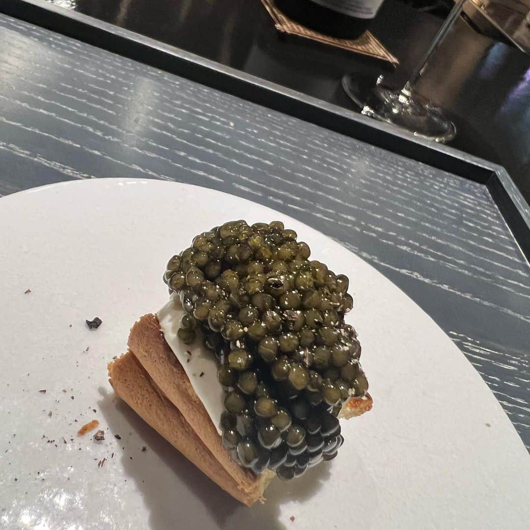 美香のインスタグラム：「今回も美味しかったー🍽️⭐️⭐️⭐️⭐️⭐️  ２ヶ月ぶり！  3時間で最高にハッピーになれる時間を与えてくれるから美食が大好き❤❤😘  毎日毎日の日常をゴージャスにすることが本当に幸せなのだ！❣️  #キャビア #フレンチ #美食 #お気に入りの店」