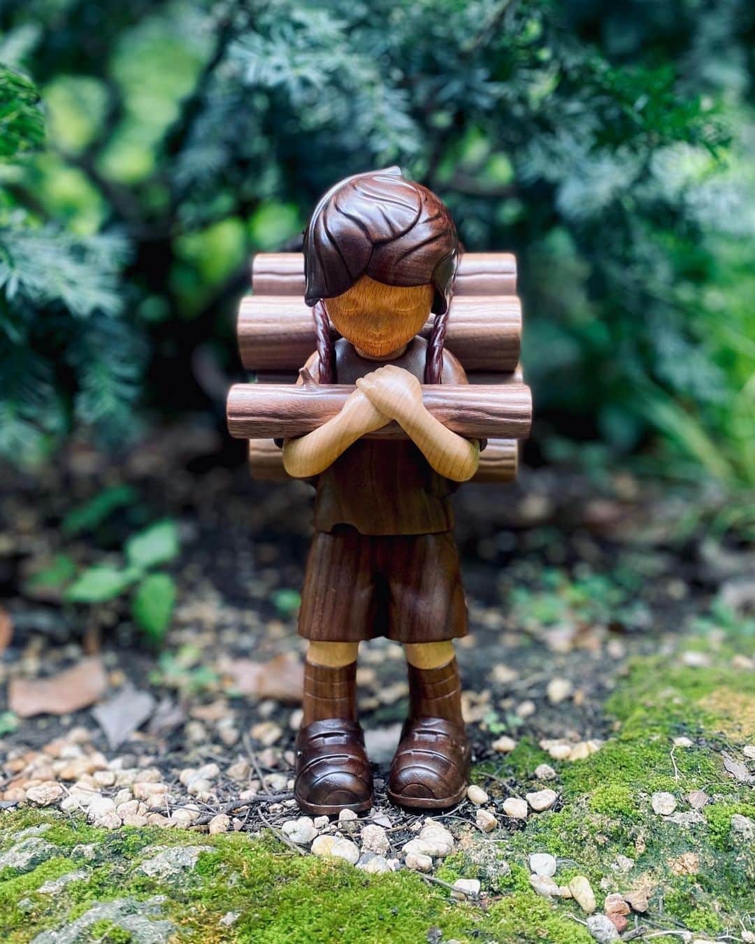 ジェームス・ジーンのインスタグラム：「Woodcutter 木, 30cm , releasing August 30 with @galleryallart   An edition of 35+5APs, 木 is a character that means wood, as the material of this sculpture expresses the story of the Woodcutter both physically and spiritually.  DM @galleryallart for more info」