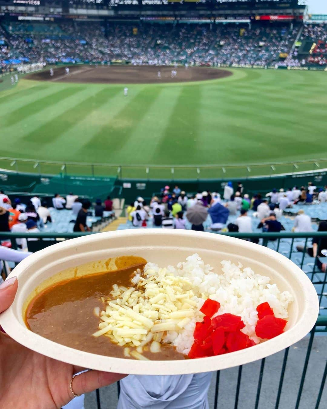 内田絢子さんのインスタグラム写真 - (内田絢子Instagram)「今年もたくさんの感動をありがとう⚾️  全力のプレーから生まれる、いくつもの奇跡。アルプスからの思いが溢れる歓声や吹奏楽の音色、素晴らしいプレーに球場がひとつになり湧き上がる大きな拍手。  勝ち負けだけじゃなく、みんなの思いがひとつになる度に、目頭が熱くなりました。夏の甲子園、今年はいつもの活気が戻ってきて、胸熱だった！！  #高校野球 #夏の甲子園」8月24日 0時17分 - uccijun