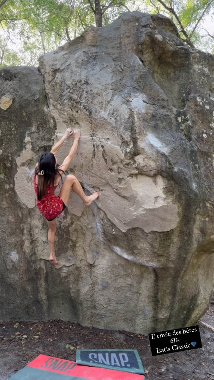 キャロライン・シノのインスタグラム：「🎥L’envie des bêtes 6B+ Classic in Isatis Funny how different my beta is barefoot or with climbing shoes💃 It’s insane the difference of finger strength required for climbing barefoot. I understand why @barefoot_charles is so strong now. Keep the barefoot climbing alive in summer🥰 @crimpoilofficial #recoverfaster  @girlsinbleau @arkose.climbing #arkoesheroes @scarpaspa @snap.climbing @frictionlabs」