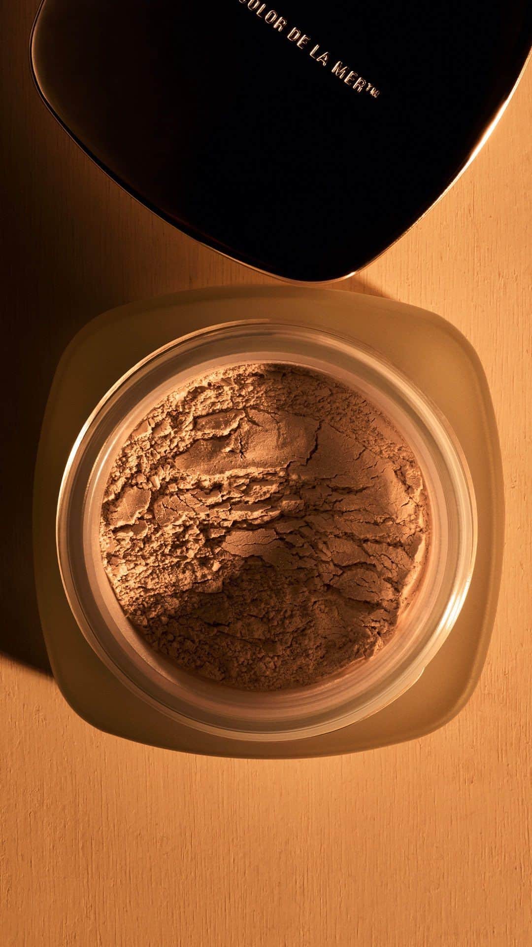 ドゥラメールのインスタグラム：「All set. Ultra-sheer and light-as-air, a few pats of The Powder helps set and perfect makeup. Lightly dust on with a powder puff or The Powder Brush.  Shop now at the link in bio. #LaMer #LaMerSkincare #LaMerPowder」