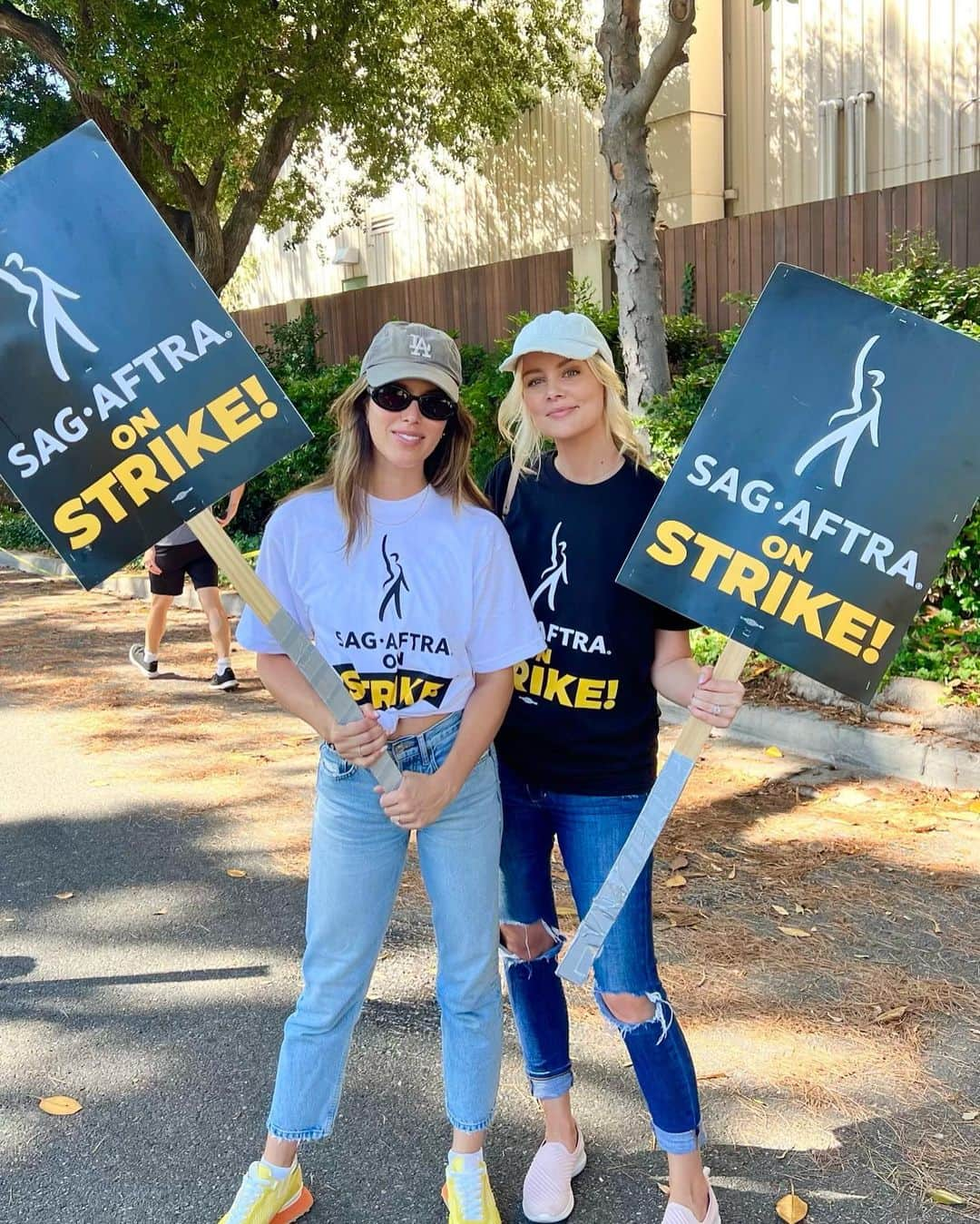 ヘレナ・マットソンさんのインスタグラム写真 - (ヘレナ・マットソンInstagram)「Supporting our union @sagaftra and hoping we reach a fair agreement soon. We can do this!! 💪#sagaftrastrong @kaylaewell」8月24日 0時27分 - helena_mattsson