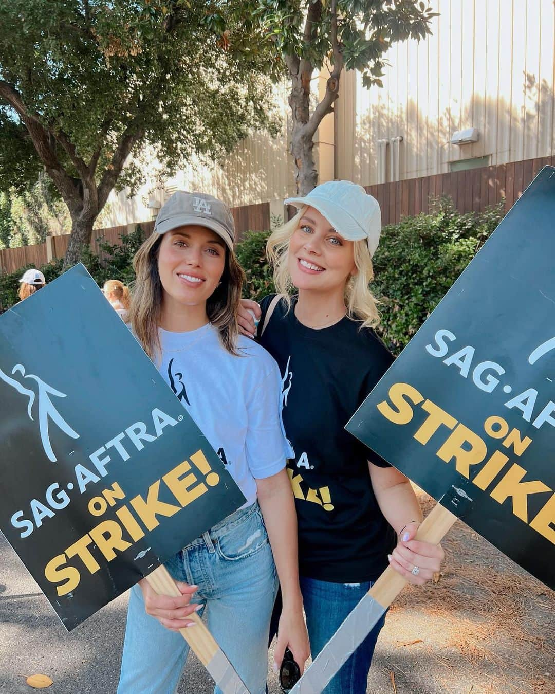 ヘレナ・マットソンのインスタグラム：「Supporting our union @sagaftra and hoping we reach a fair agreement soon. We can do this!! 💪#sagaftrastrong @kaylaewell」