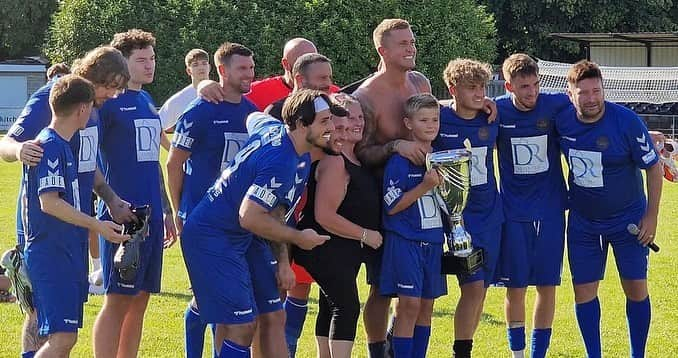 ダニエル・オズボーンさんのインスタグラム写真 - (ダニエル・オズボーンInstagram)「My big guy Teddy came on for the last few minutes in our charity football match & scored this goal 🔥💙 9 years old, come onto a pitch full of adults, opens his body up & scores a beauty ⚽️🔥 second clip is a lovely pass down the wing he did too 🙌🏼 creating memories with my boy like this just can’t be beaten, he was so happy! 💙」8月24日 0時28分 - danosborneofficial