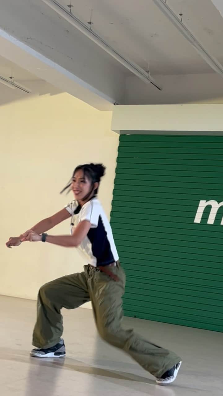 MINA MYOUNGのインスタグラム：「수업 할 때가 젤 행복하긴 해🫣🤍 #뮤트디오 #mutudio」