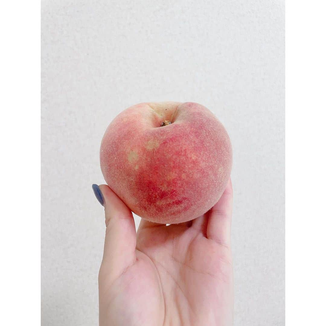 佐々木瞳のインスタグラム：「【福島の🍑と🍐で朝食】  「今年は暑くて甘さが凝縮されて、例年以上に甘くて美味しいよ😋」と聞いていたのに、なかなかタイミング合わずに、今年は思う存分食べられなかった福島の桃🍑  やっと食べられました✨しかも梨も🍐  腸活中なので、  ヨーグルトとナッツと一緒に🥣  ナッツ類には食物繊維のうち「不溶性食物繊維」が多く含まれていて、腸活にも◯  桃と梨は友だちにもお裾分け🍑🍐   #体に優しい #スイーツ女子 #食生活改善 #美腸 #オーガニック #healthylifestyle #glutenfree #ヘルシー #スイーツ #dessert #スイーツ部 #美味し#発酵 #発酵食品 #発酵文化協会  #福島県 #福島 #fukushima #トラベラー #観光 #旅 #trip #travel #traveler #旅行 #travelgram #地域 #地域創生 #地域活性化」