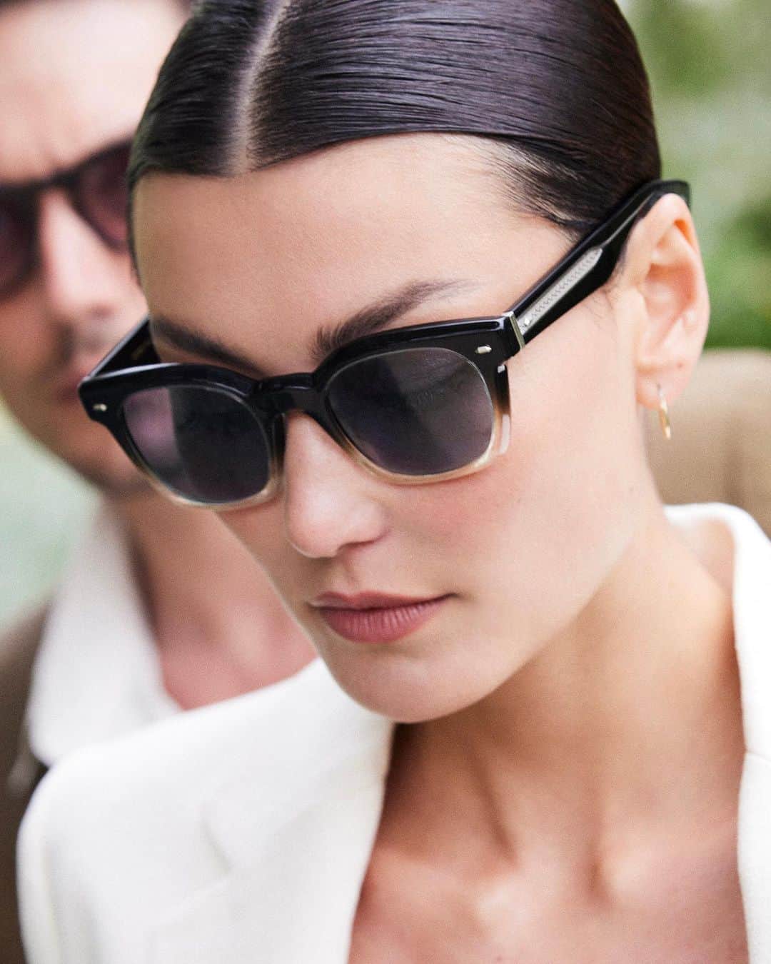 オリバーピープルズのインスタグラム：「Dark to light with Merceaux's dramatic Kona Gradient. Directly inspired by 1960s frames, this striking gradient effect is enhanced by the drastic angled bevel.」