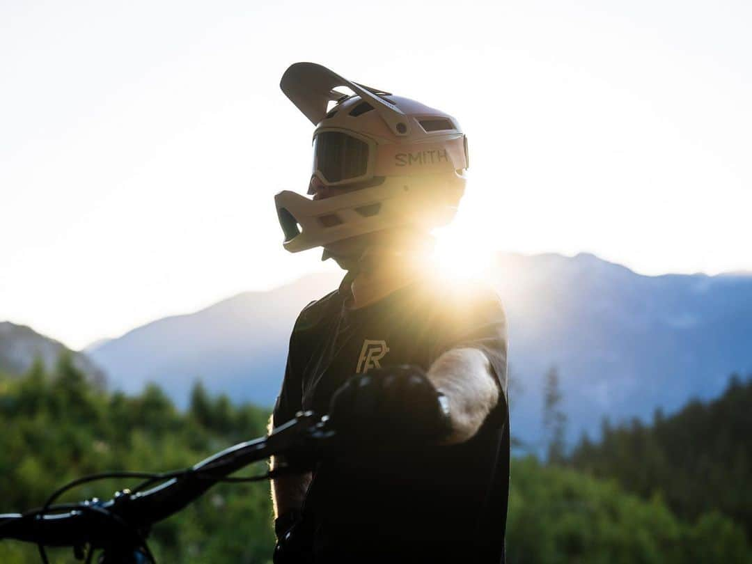 Smithさんのインスタグラム写真 - (SmithInstagram)「Last light in Squamish before heading back to Europe for the final 2 rounds of the World Series. Loving the new @smithoptics bone Mainline and Rhythm goggle. Perfect with our new race kits, which you will see shortly. 🦴🥋😎  📷 : @seebass3」8月24日 0時49分 - smithoptics