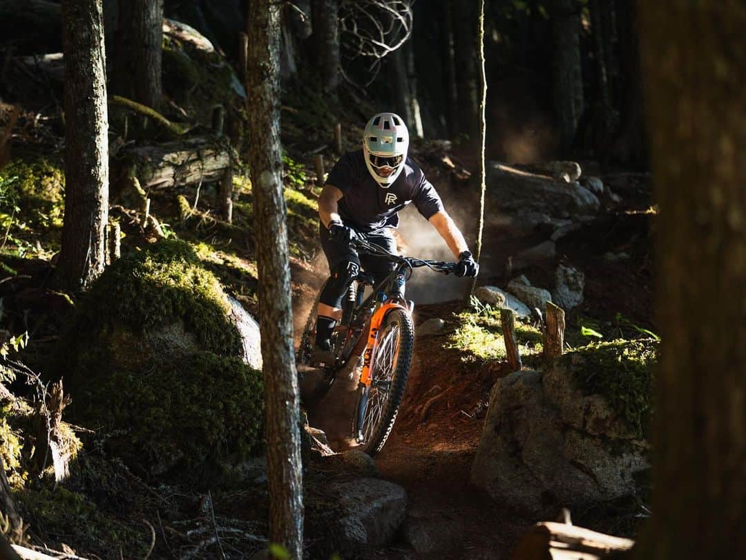 Smithさんのインスタグラム写真 - (SmithInstagram)「Last light in Squamish before heading back to Europe for the final 2 rounds of the World Series. Loving the new @smithoptics bone Mainline and Rhythm goggle. Perfect with our new race kits, which you will see shortly. 🦴🥋😎  📷 : @seebass3」8月24日 0時49分 - smithoptics