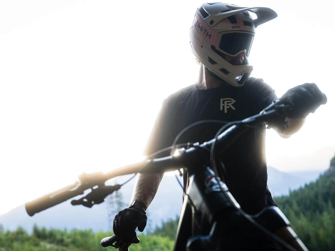 Smithさんのインスタグラム写真 - (SmithInstagram)「Last light in Squamish before heading back to Europe for the final 2 rounds of the World Series. Loving the new @smithoptics bone Mainline and Rhythm goggle. Perfect with our new race kits, which you will see shortly. 🦴🥋😎  📷 : @seebass3」8月24日 0時49分 - smithoptics