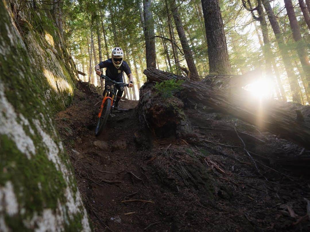 Smithさんのインスタグラム写真 - (SmithInstagram)「Last light in Squamish before heading back to Europe for the final 2 rounds of the World Series. Loving the new @smithoptics bone Mainline and Rhythm goggle. Perfect with our new race kits, which you will see shortly. 🦴🥋😎  📷 : @seebass3」8月24日 0時49分 - smithoptics